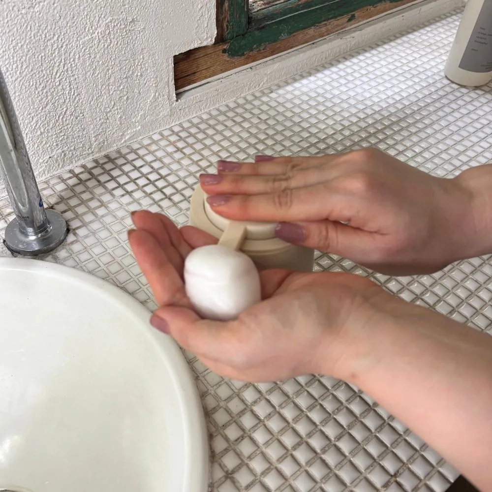陶器でできたプッシュしやすい マットな質感のソープディスペン...